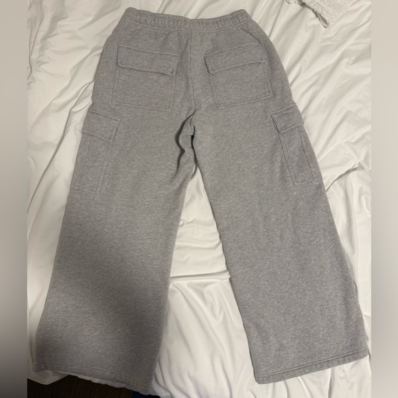 - Aritzia TNA Sweatfleece Cargo Sweats - Picture 3 of 3